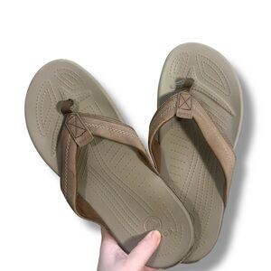 Men’s Crocs Tan Yukon Leather Like Upper Flip Flop Sandals Size 9
